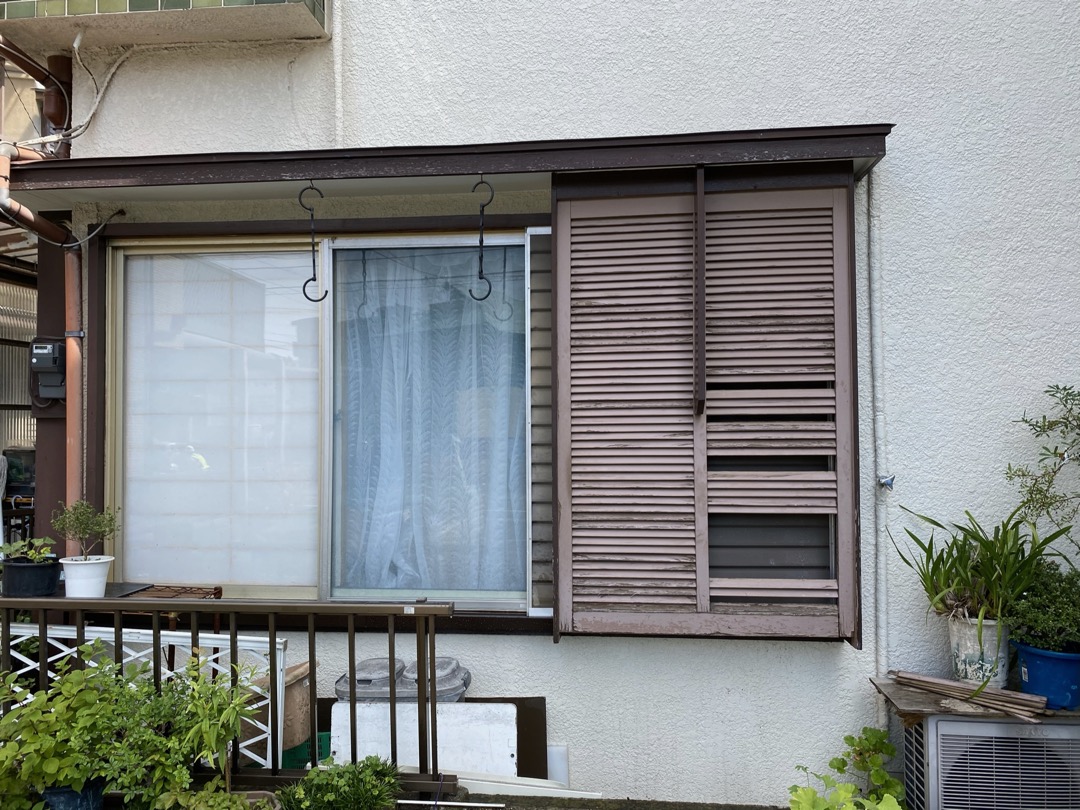 雨戸の板が壊れていく〜